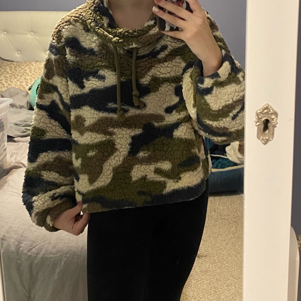 Camo cropped pullover